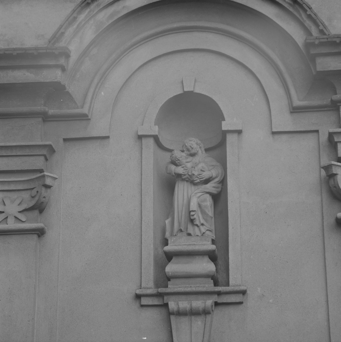 kościół św. Józefa - krużganki: figura św. Józefa w niszy, skan 1