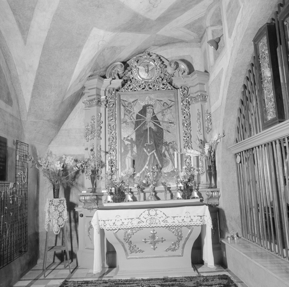 zespół klasztorny ss. Benedyktynek, kościół - ołtarz w kaplicy Matki Boskiej Bolesnej z ok 1740 r., skan 1