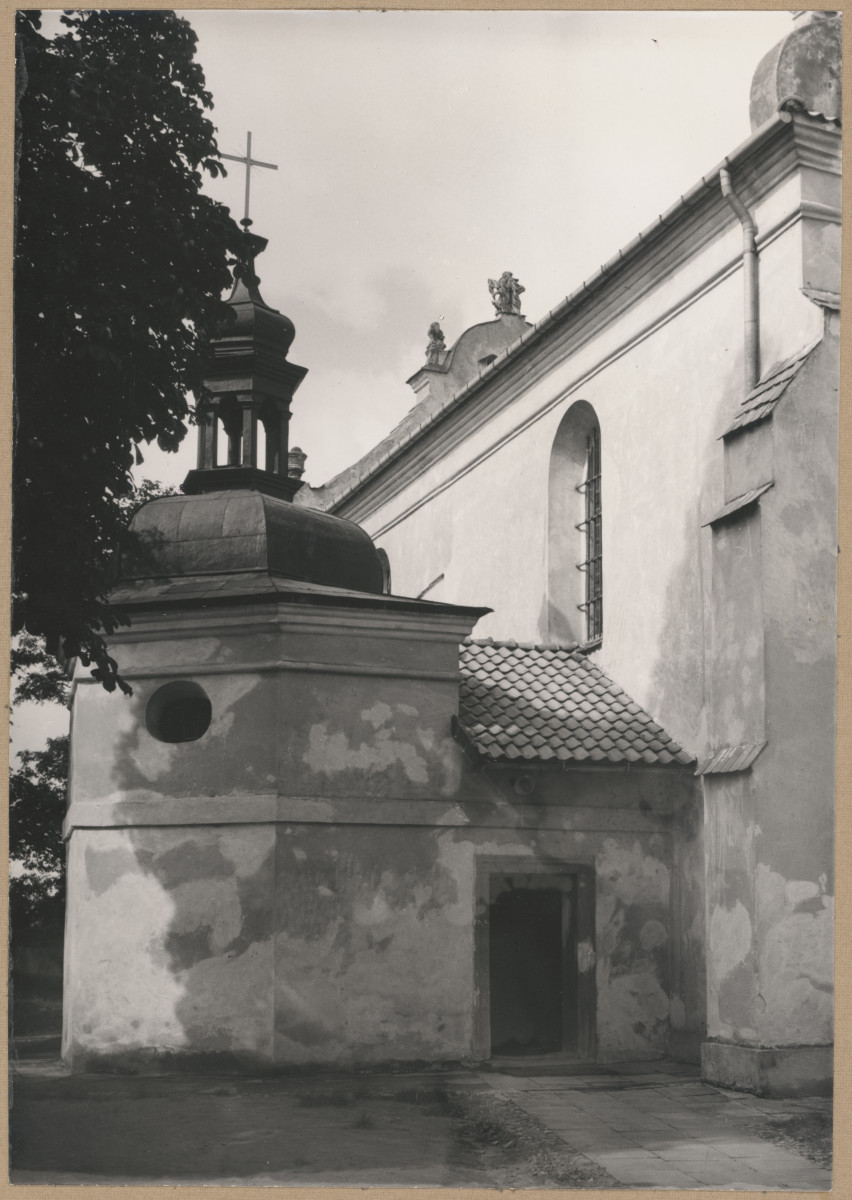 Kościół parafialny pw. św. Pawła - widok na kaplicę św. Barbary i fragment płd. elewacji kościoła, skan 1