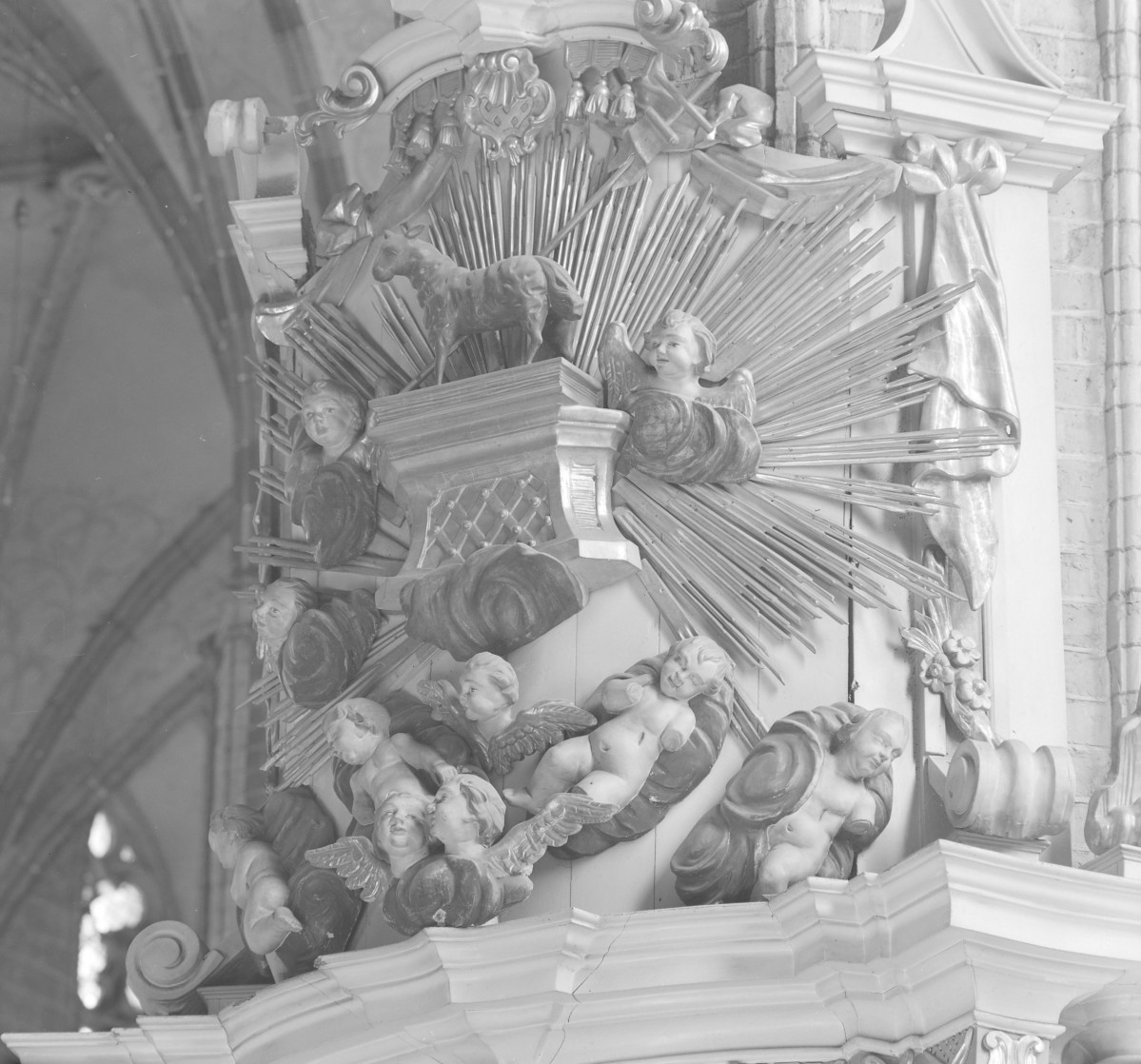 kościół pw. Wniebowzięcia Najświętszej Maryi Panny - wnętrze - nawa główna - ołtarz boczny - zwieńczenie - Baranek Eucharystyczny, skan 1