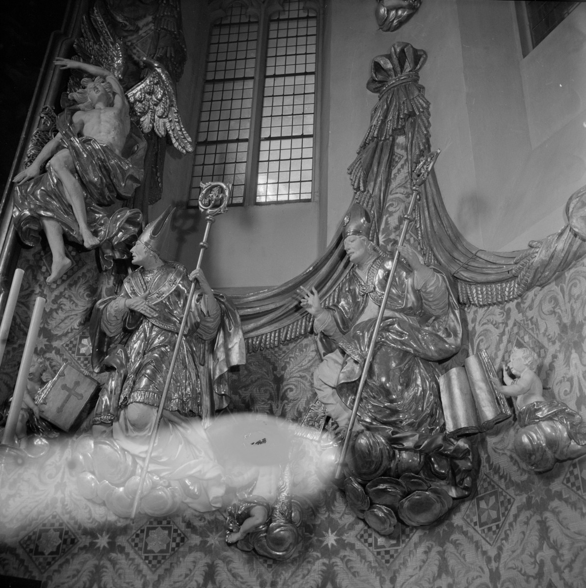 kościół Matki Boskiej Bolesnej i św. Wojciecha - ołtarz, dekoracje, skan 1