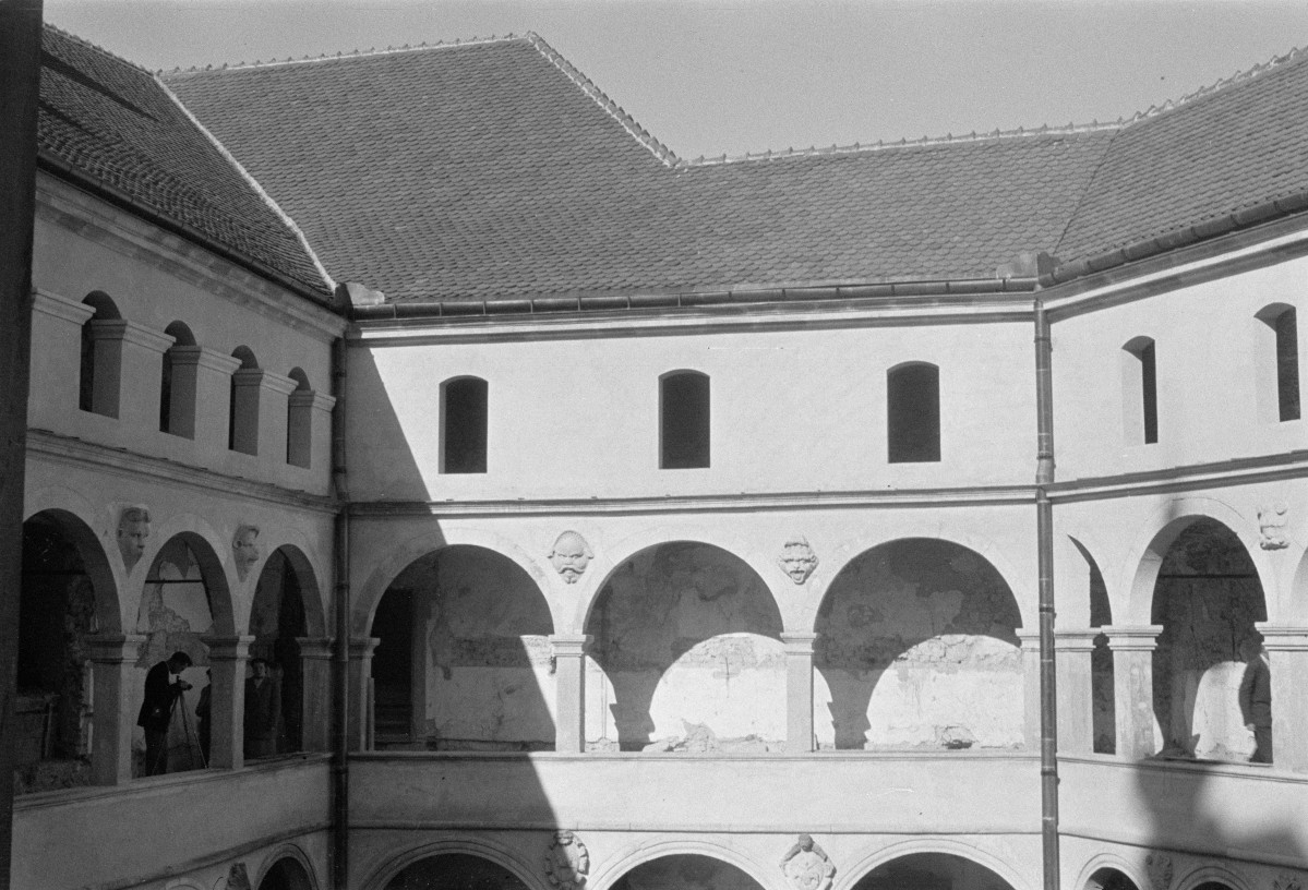 zamek - dziedziniec, skan 1