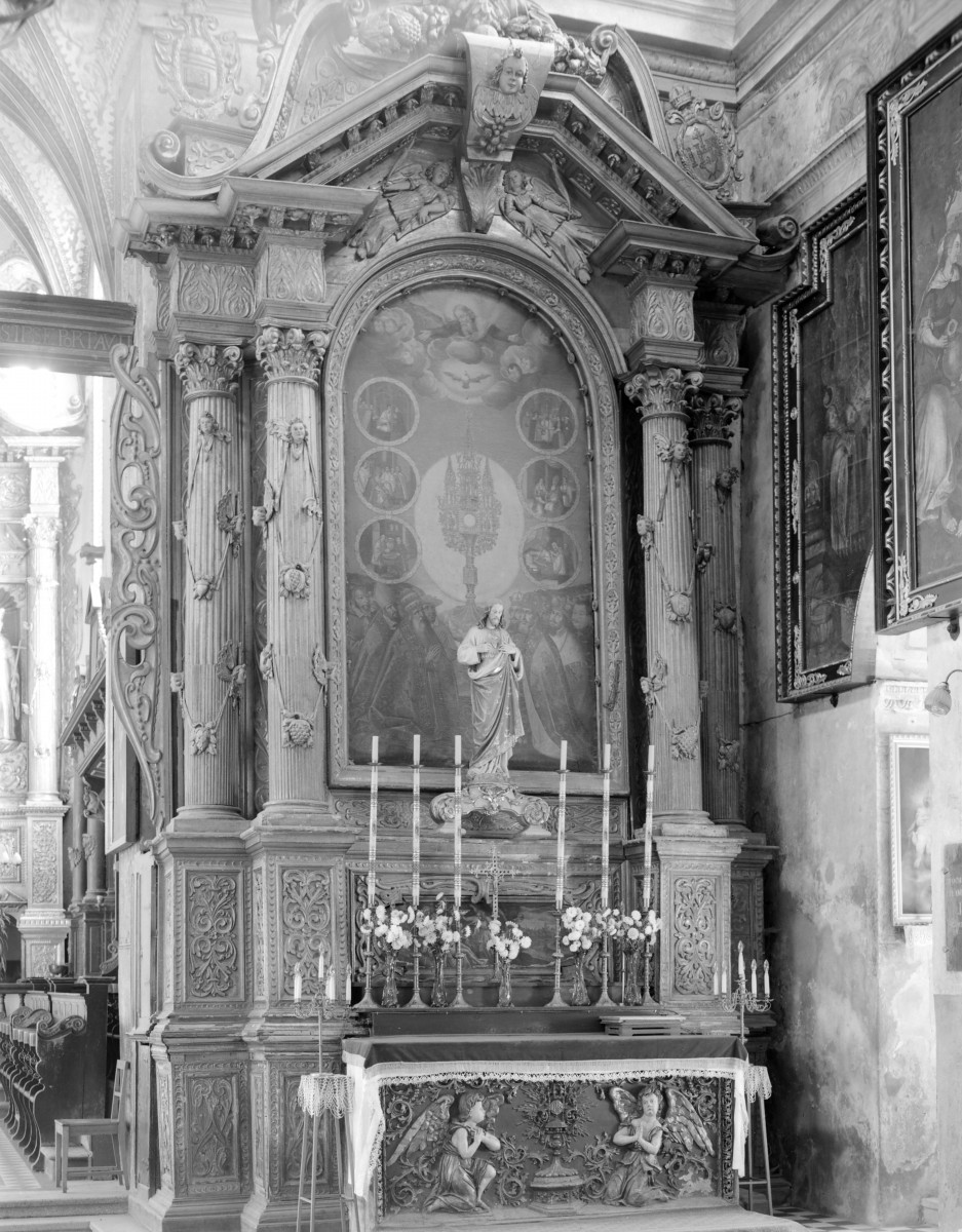 kościół farny pw. Świętej Trójcy - wnętrze: ołtarz boczny, prawy, skan 1