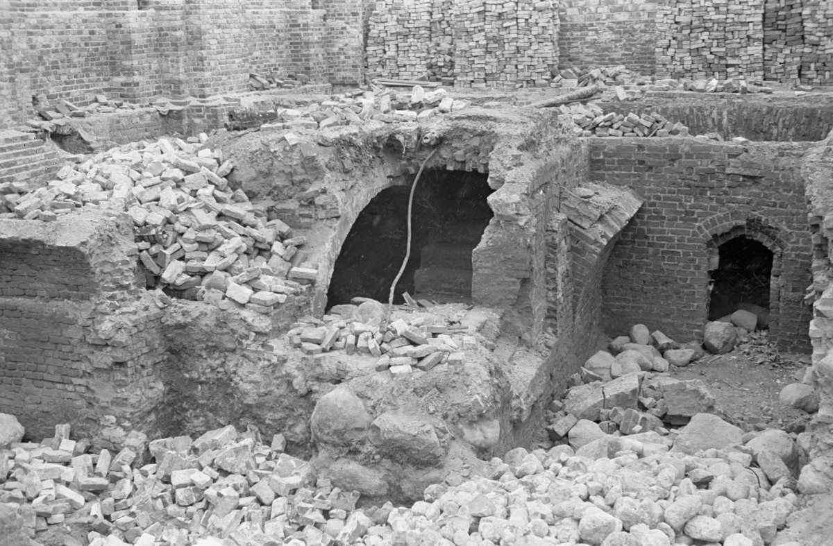 Ruiny sanktuarium M. B. Łaskawej. Początek odbudowy. Odsłonięte krypty., skan 1