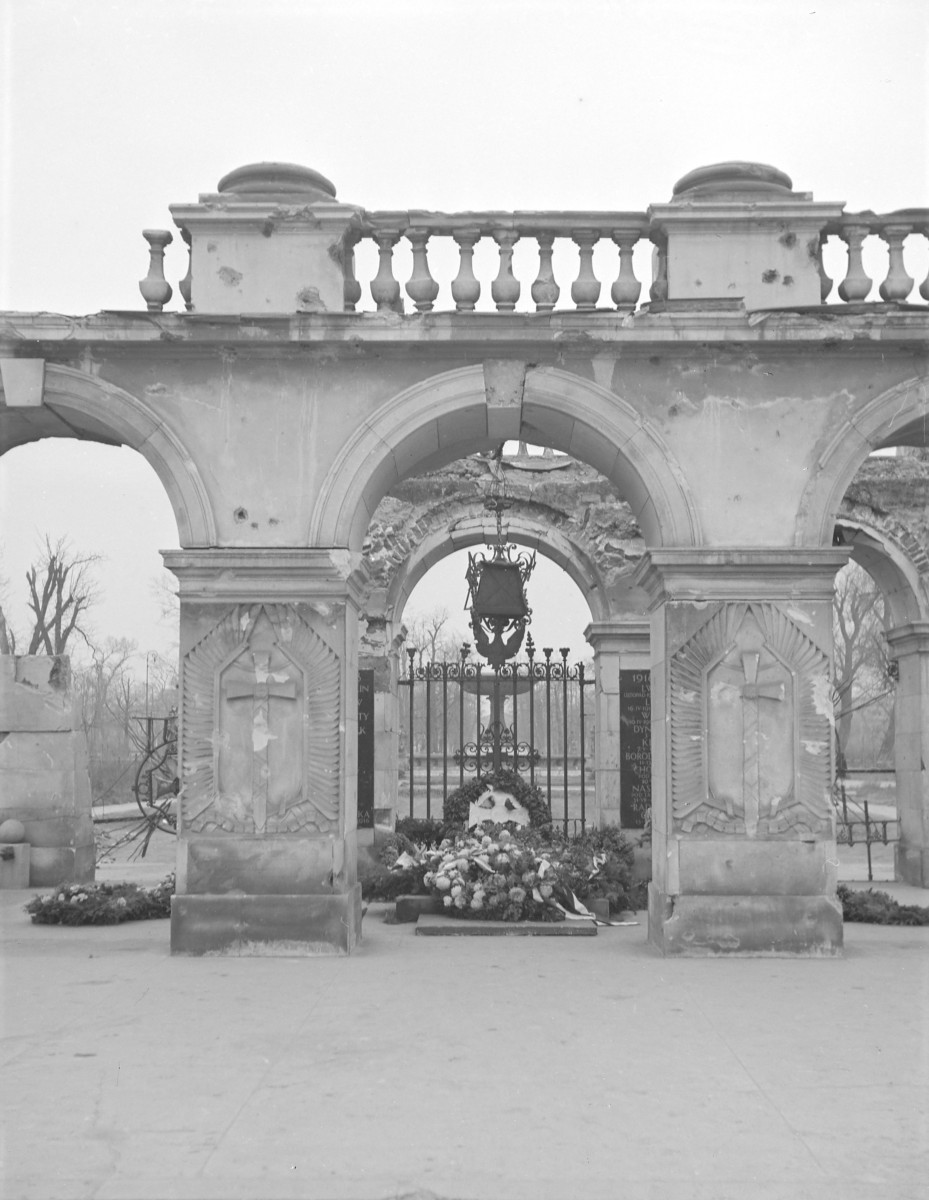 Arkady kolumnady nad Grobem Nieznanego Żołnierza. Na drugim planie widoczne poprzez arkady fontanna Wielka w ogrodzie Saskim., skan 1