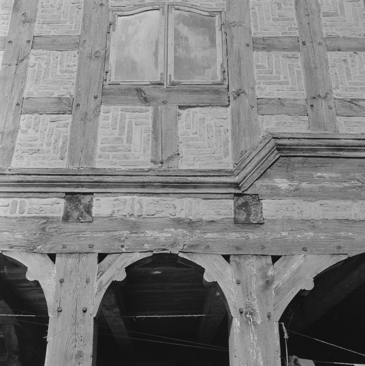 dom podcieniowy - fragment belkowania, skan 1