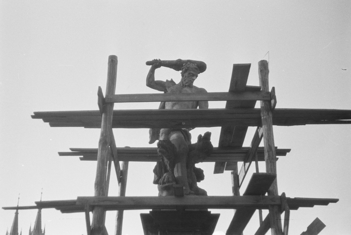 pałac Branickich - rzeźba Herkulesa, skan 1