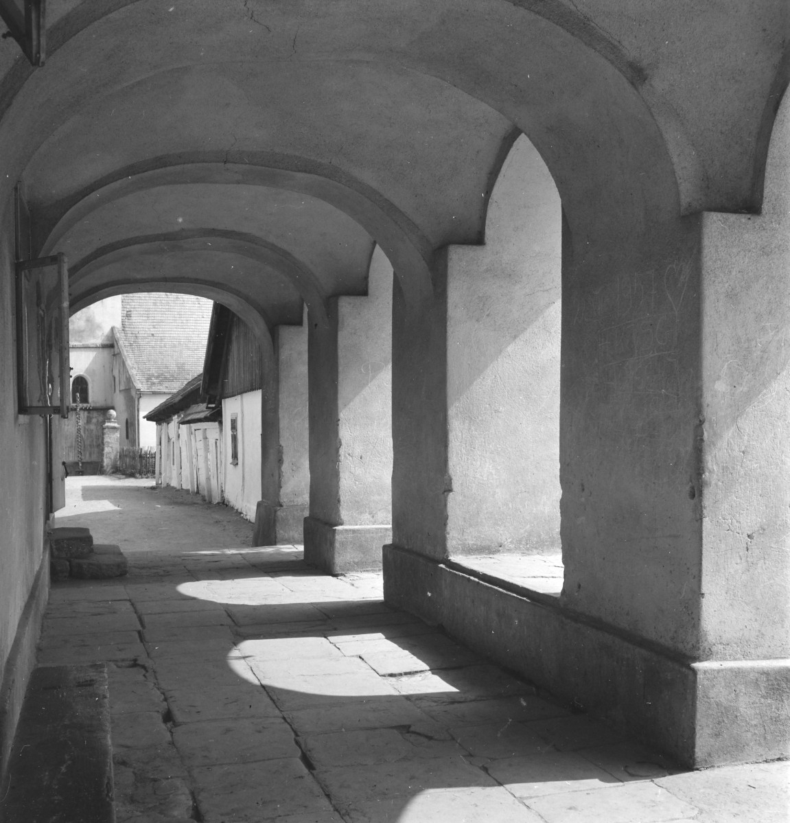 rynek wiejski - dom murowany - podcienia - widok w kierunku kościoła pw. św. Andrzeja Apostoła, skan 1