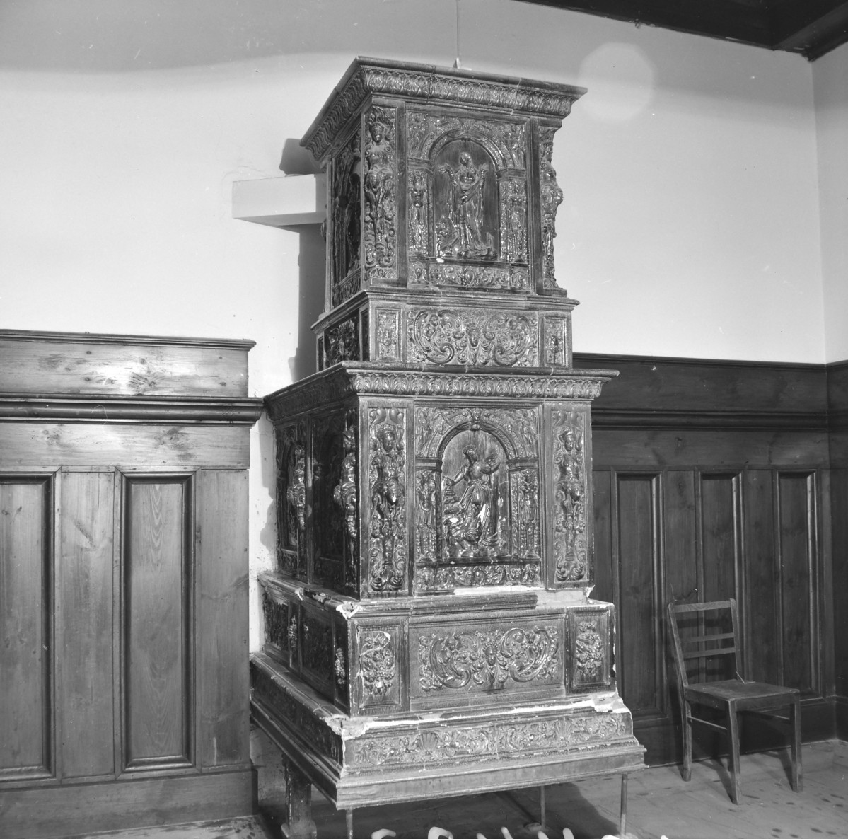 pałac von Magnisów - wnętrze - piec, skan 1