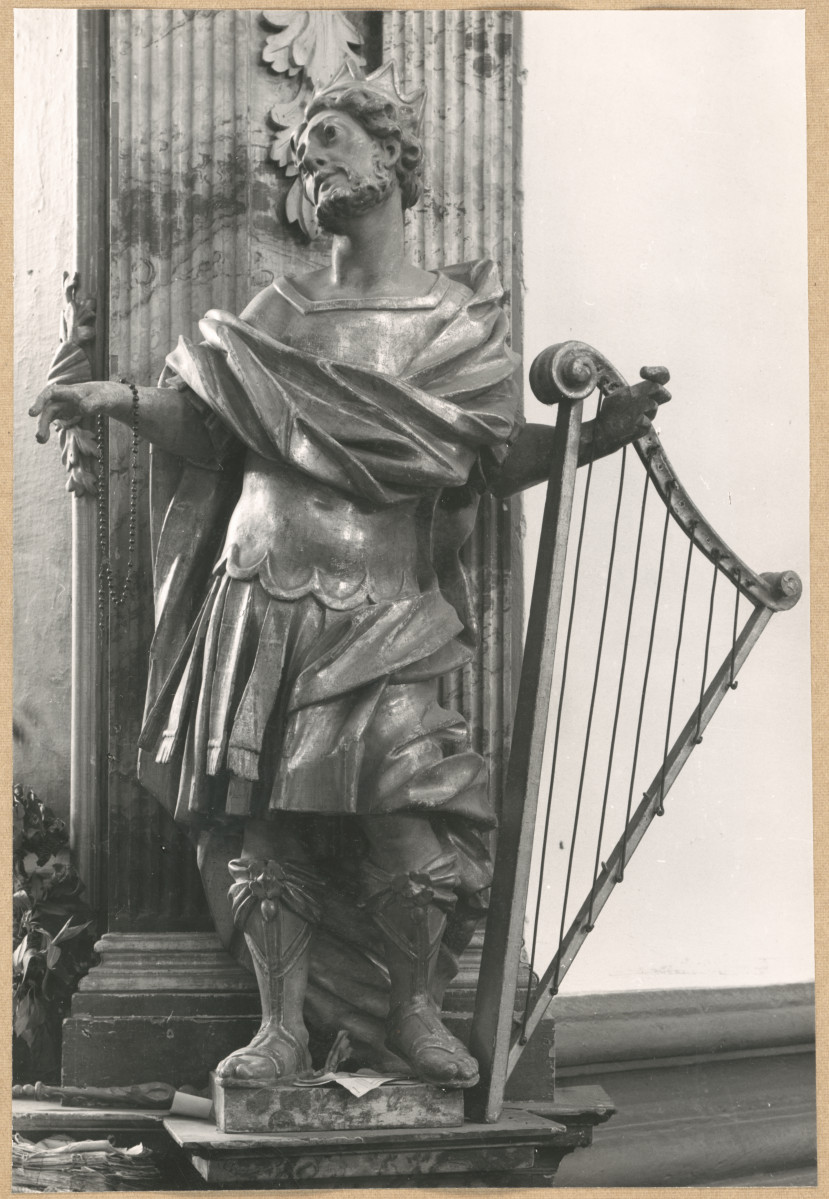 Kościół parafialny - wnętrze, widok figury z ołtarza bocznego - Król Dawid, skan 1