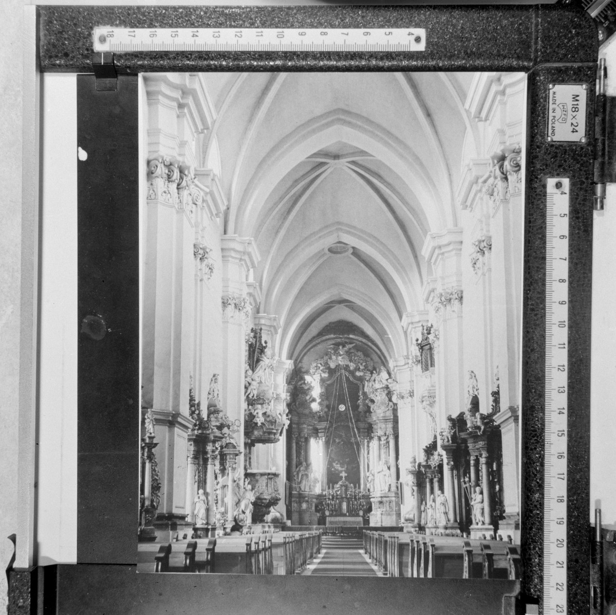 sanktuarium św. Jadwigi Śląskiej - kościół pw. św. Bartłomieja i św. Jadwigi - wnętrze - nawa główna - prezbiterium - ołtarz główny, skan 1