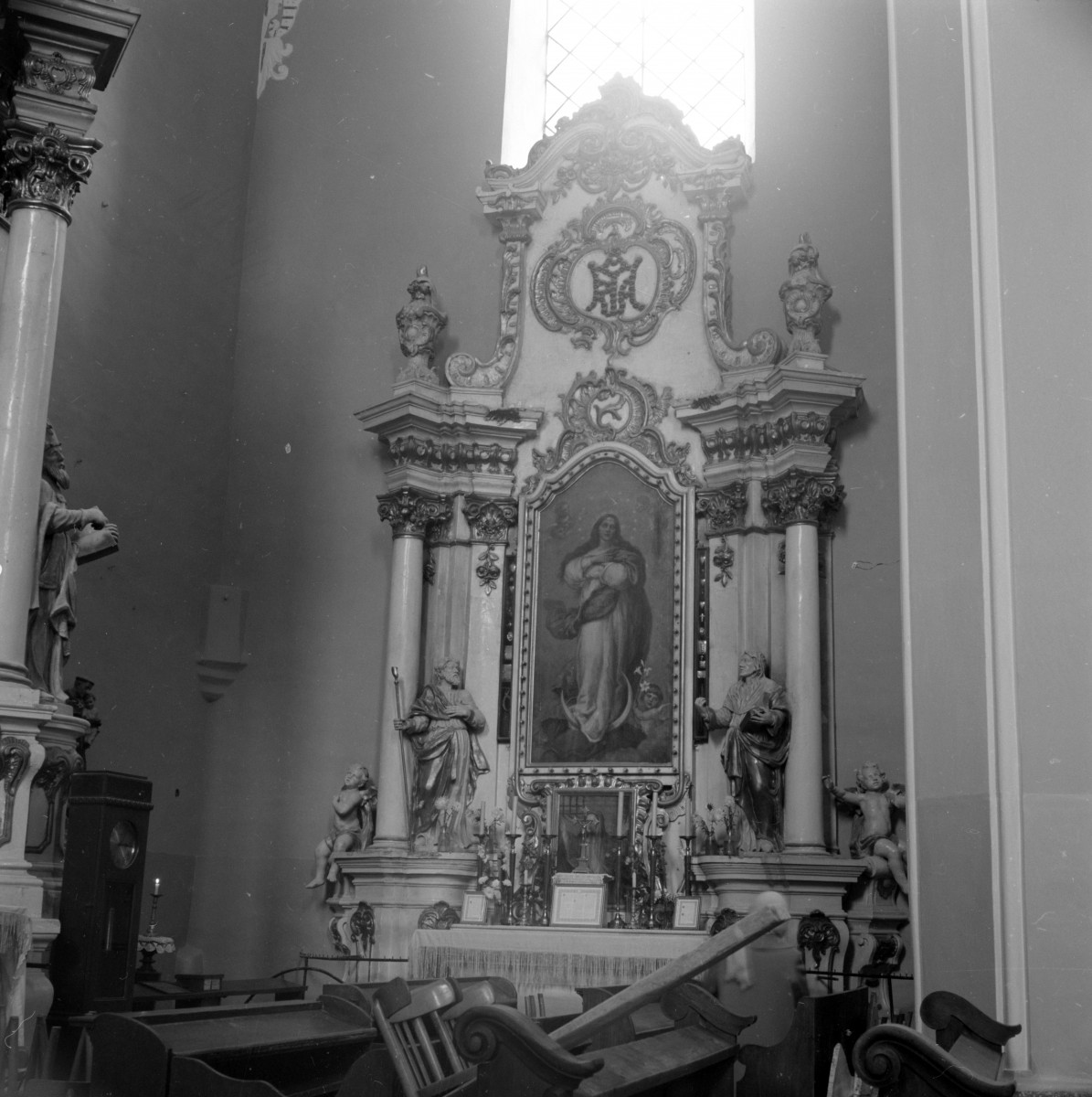 kościół św. Stanisława Biskupa - wnętrze, ołtarz boczny w nawie, skan 1