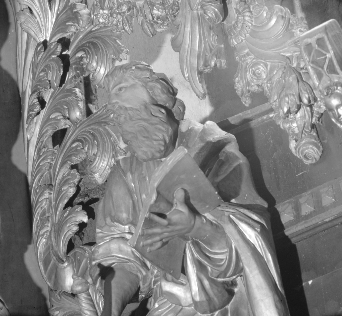 Kościół św. Jan Chrzciciela i św. Jana Ewangelisty - wnętrz kościoła górnego: rzeźba ołtarza głównego, postać św. Pawła., skan 1
