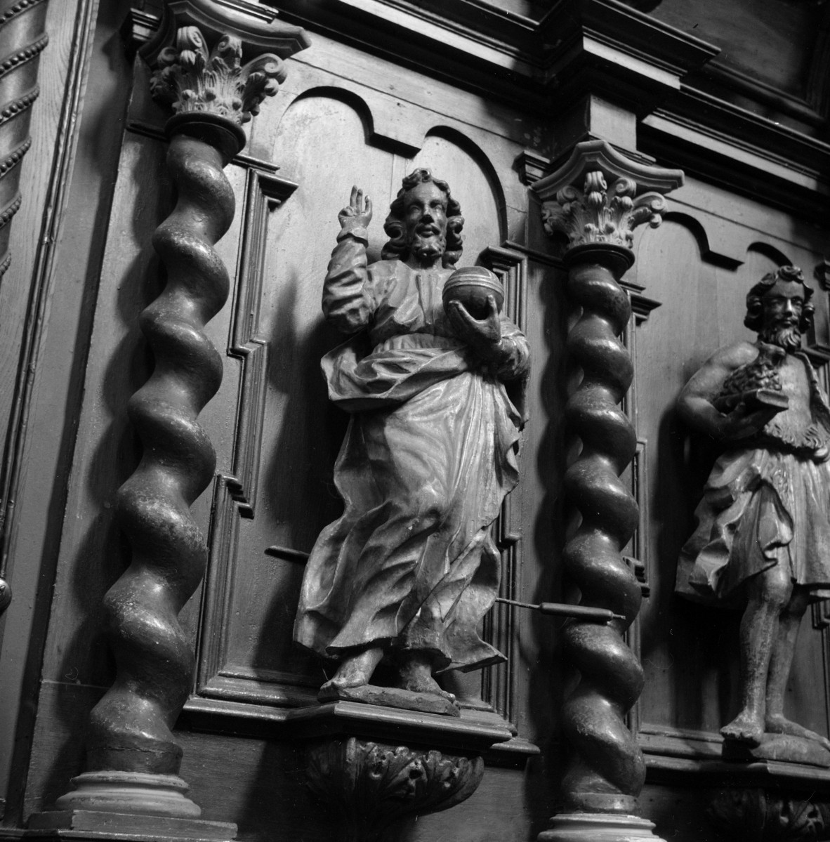 bazylika katedralna Wniebowzięcia NMP - stalle - figura, skan 1