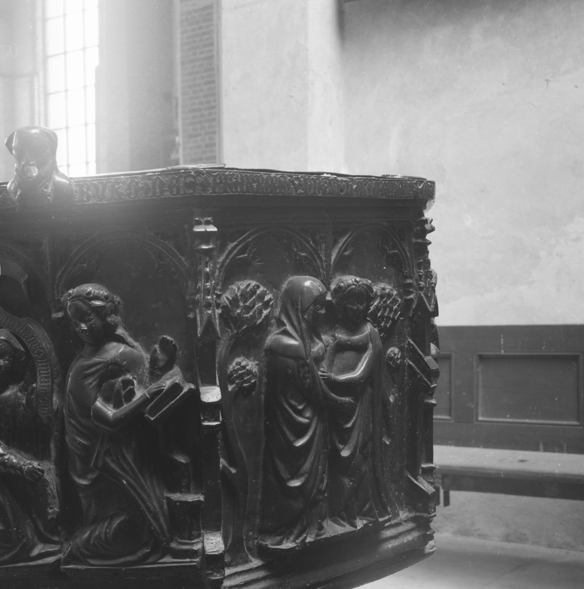 kościół rzymskokatolicki, ob. katedra pw. św. Mikołaja - wnętrze: chrzcielnica - czasza, płaskorzeźba "Nawiedzenie", skan 1