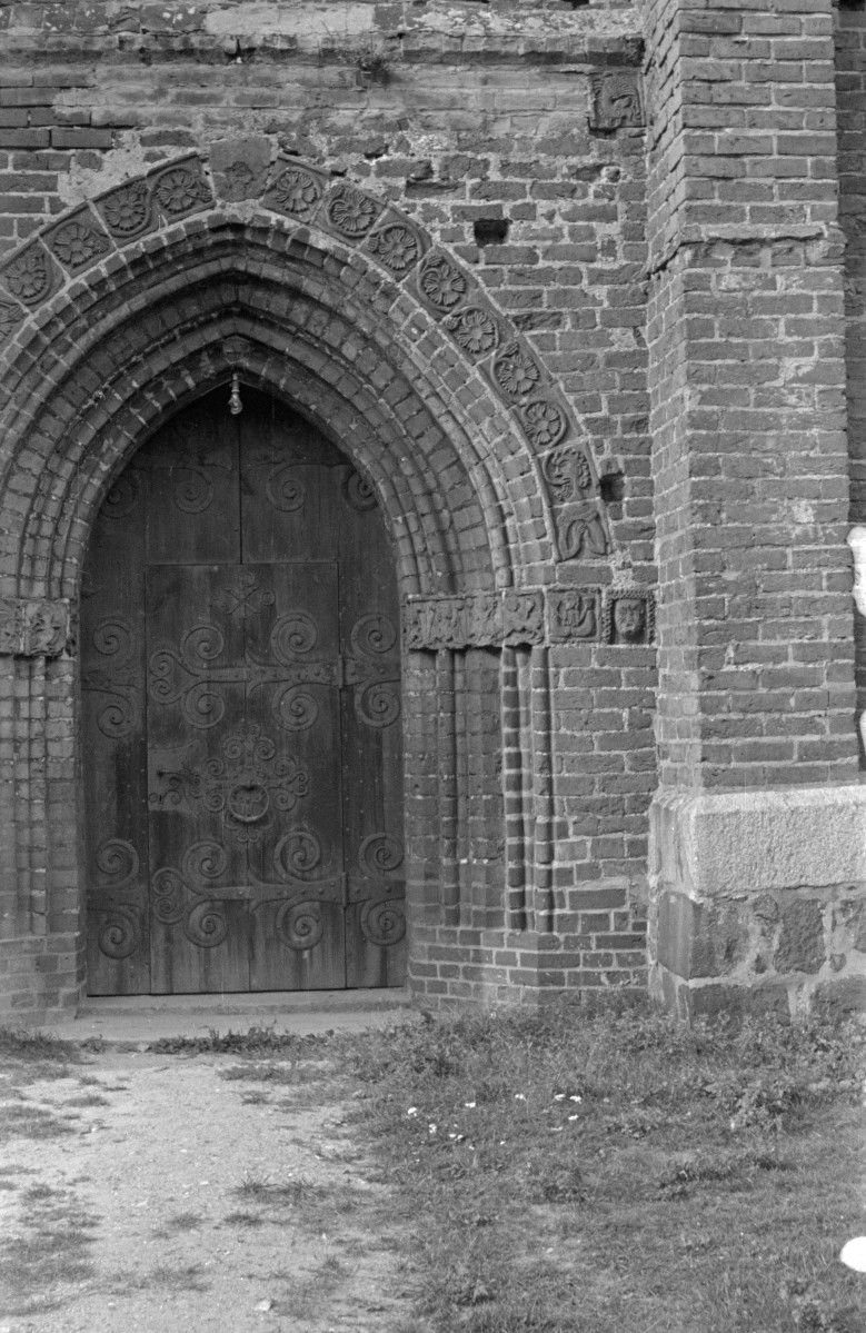 kościół pw. Zmartwychwstania Pańskiego - portal, relief , skan 1