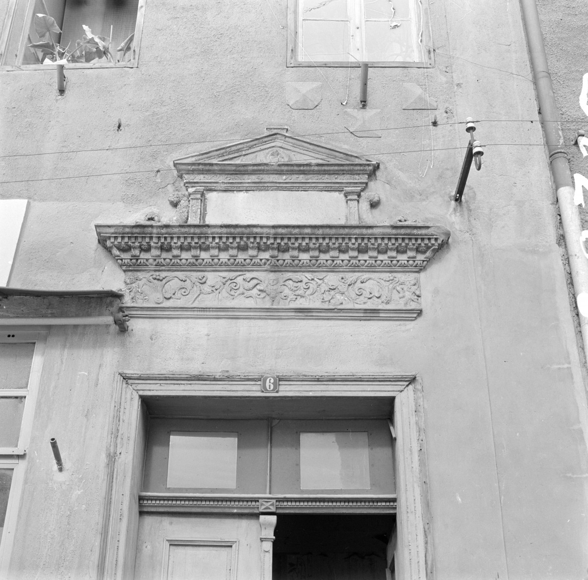 kamienica - elewaca frontowa - portal - fragment z nadprożem, skan 1