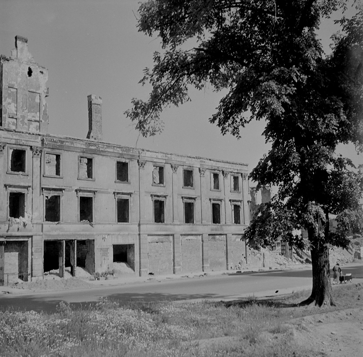 Zniszczona kamienica na rogu ul. Senatorskiej i Miodowej. Elewacja., skan 1