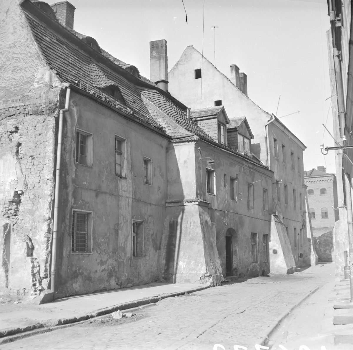 Zabudowa miejska. Kamienice z przyporami. Dach mansardowy., skan 1