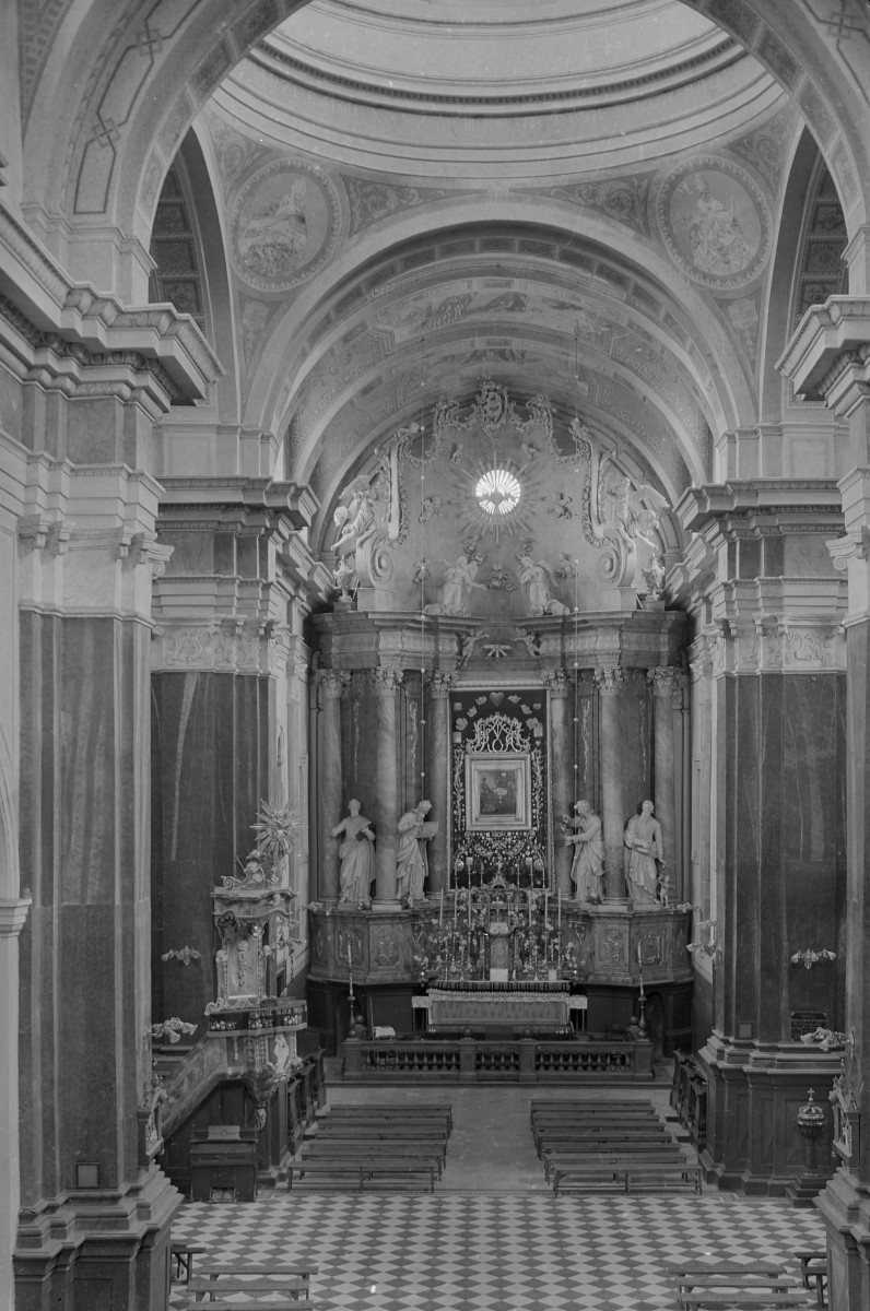 zespół klasztorny Filipinów, kościół, obecnie parafialny pw. św.św. Filipa Neri i Jana Chrzciciela  - wnętrze: widok w stronę ołtarza głównego, skan 1