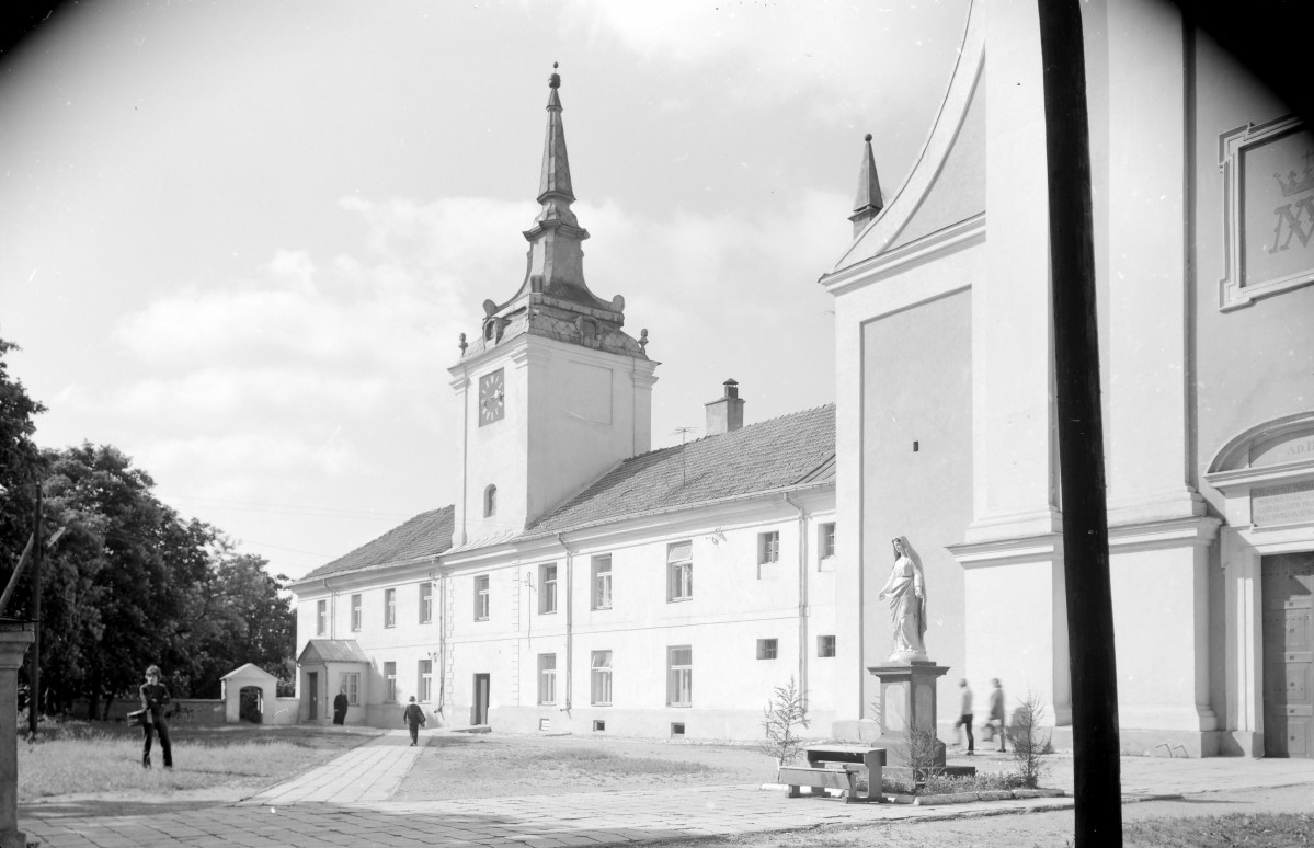 zespół poklasztorny - elewacja frontowa skrzydła , skan 1