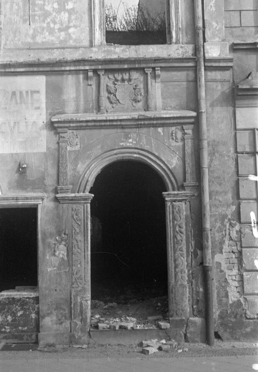 dom ul. Zielona 9 - portal z XVI wieku., skan 1