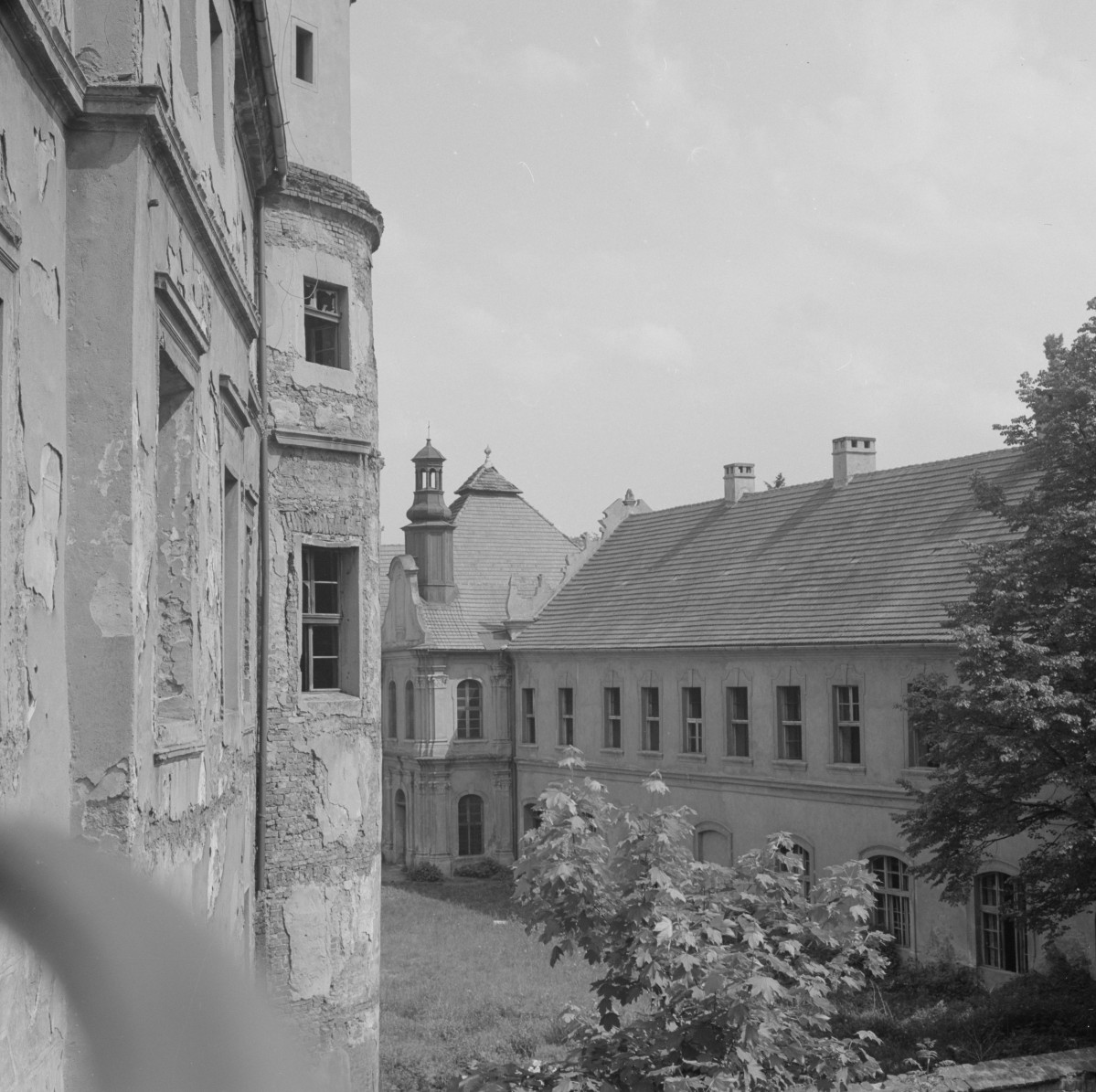 zamek Oppersdorffów - zamek dolny - dziedziniec - skrzydło południowe - fragment z kaplicą, skan 1