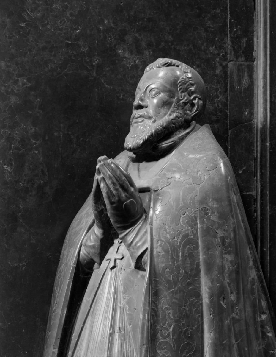 kościół pw. Wniebowzięcia Najświętszej Maryi Panny i św. Zygmunta - wnętrze - nawa boczna północna - Nagrobek biskupa Jakuba Cieleckiego - fragment /rzeźba zmarłego/, skan 1