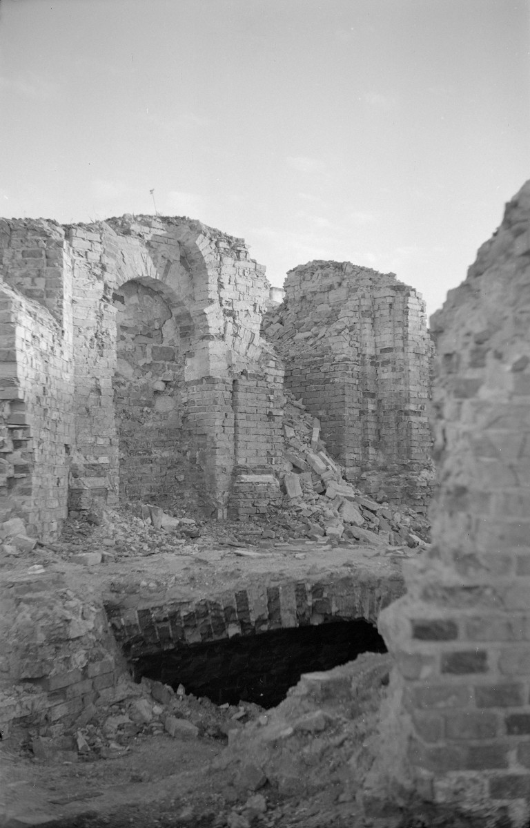 Zespół klasztorny Bazylianów - kościół - fragment ruin, skan 1