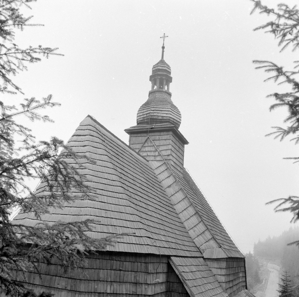 kościół Świętego Krzyża - dwuspadowy dach gontowy, skan 1