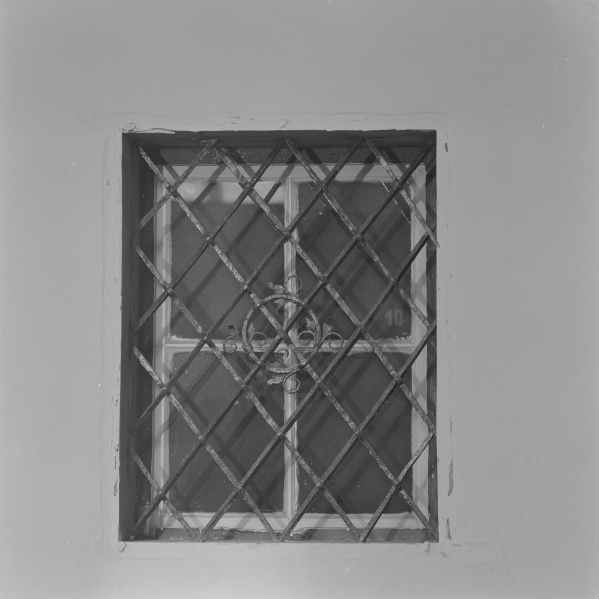 zamek Oppersdorffów - Sala Beethovena - krata okienna, skan 1