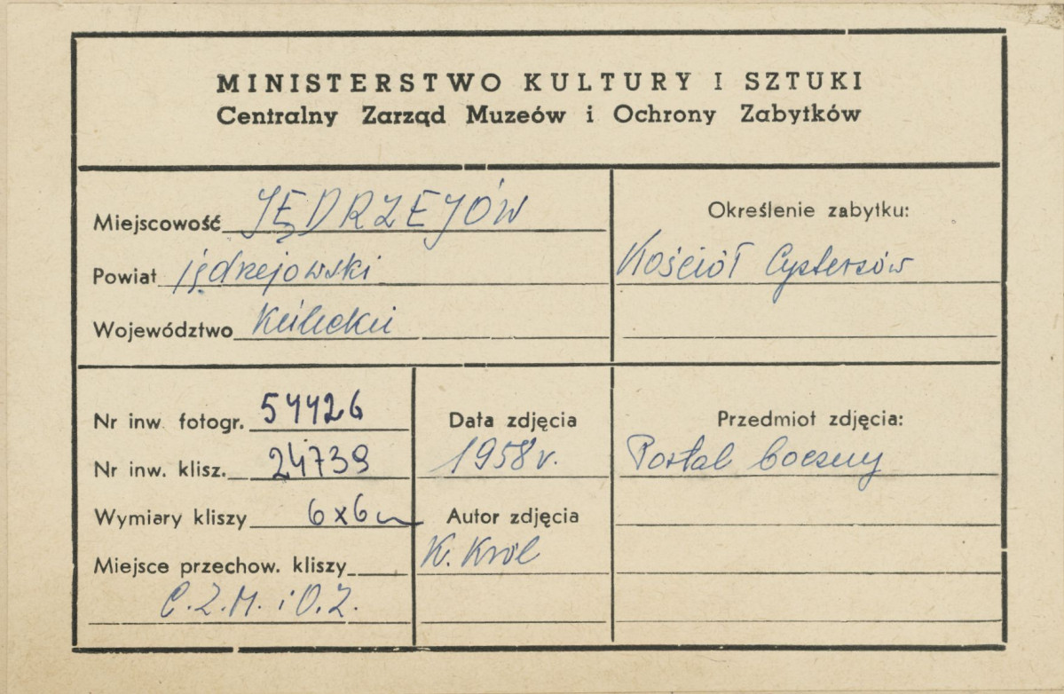 Zespół klasztorny - elewacja boczna kościoła, widok portalu, - metryczka, skan 1