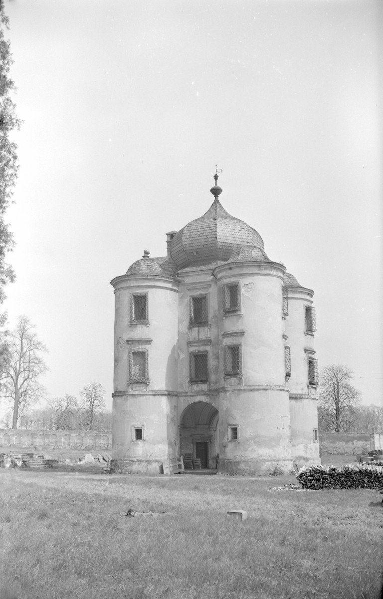 Zespół pałacowo - parkowy. Pawilon ogrodowy. Widok ogólny., skan 1