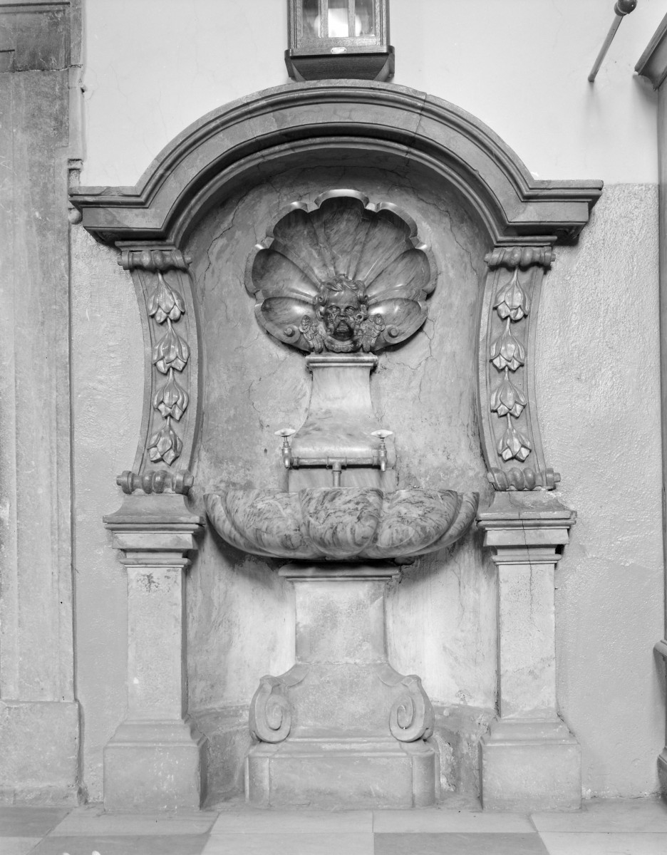 sanktuarium św. Jadwigi Śląskiej - kościół: lawetarz w zakrystii, skan 1