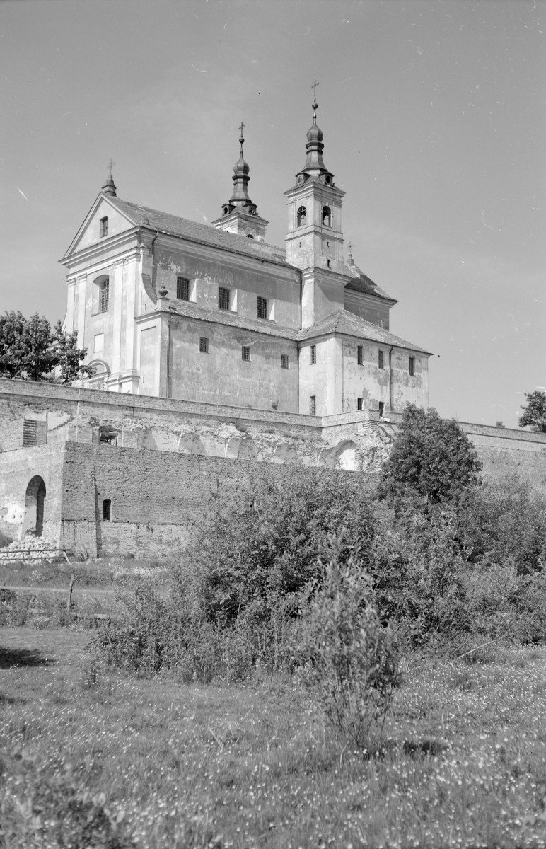 Kościół Niepokalanego Poczęcia Najświętszej Maryi Panny - elewacja frontowa i boczna, skan 1