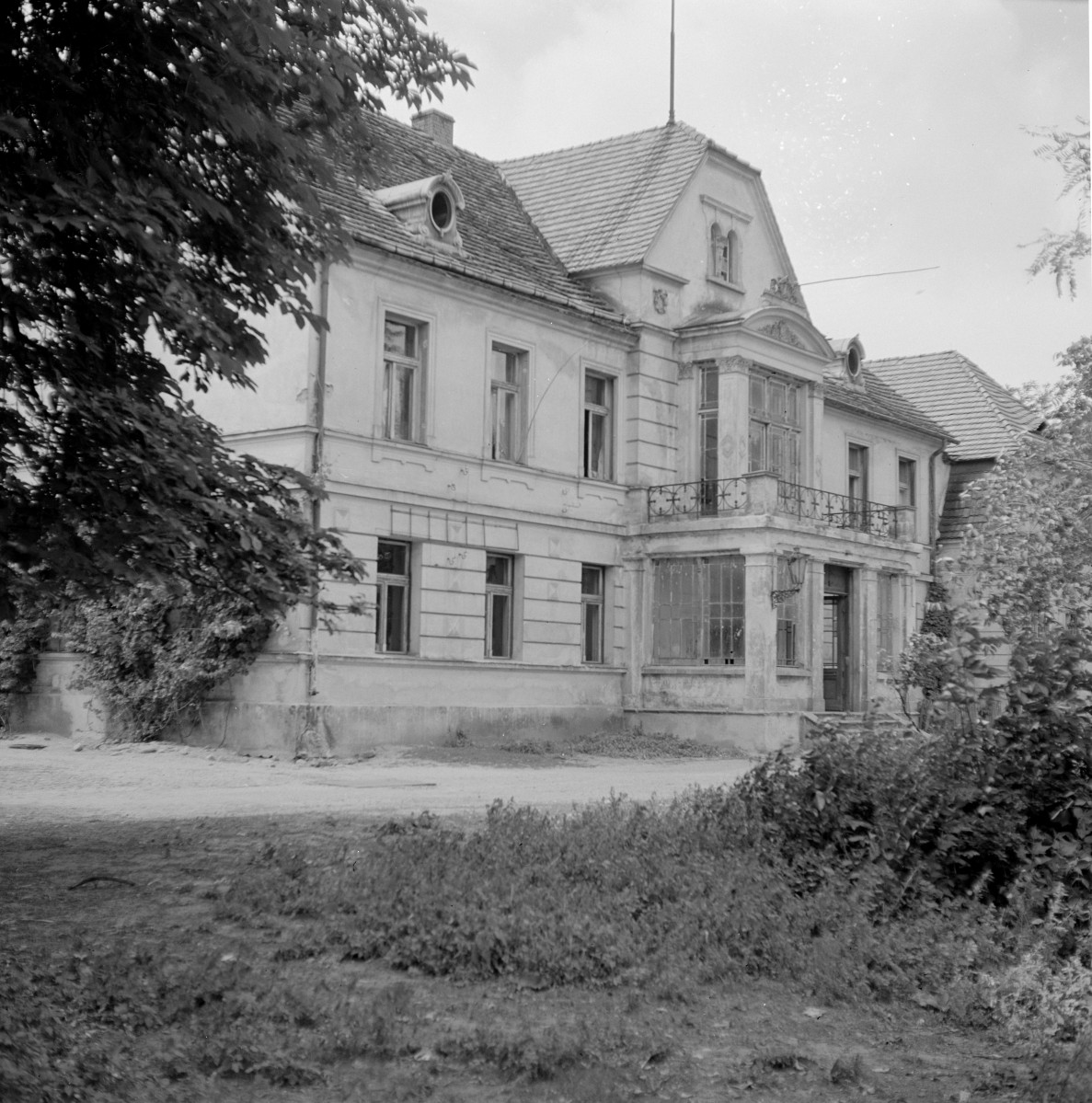 dwór - elewacja frontowa, skan 1