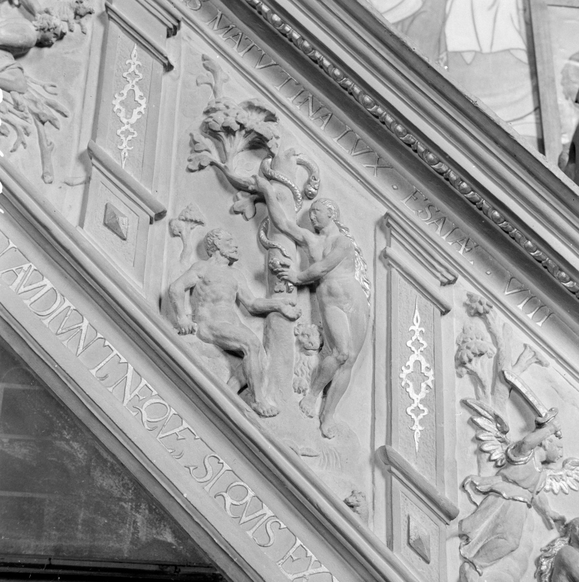 kościół parafialny pw. św. Mikołaja, ob. Narodzenia Najświętszej Marii Panny - bok schodów, scena "Kuszenie Adama", skan 1