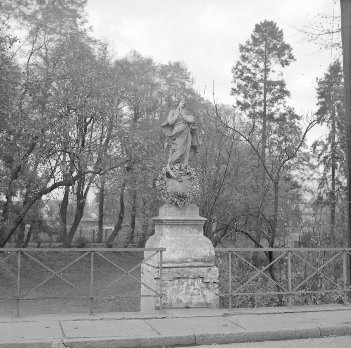Figura Maryjna z 1736 roku. Widok ogólny., skan 1