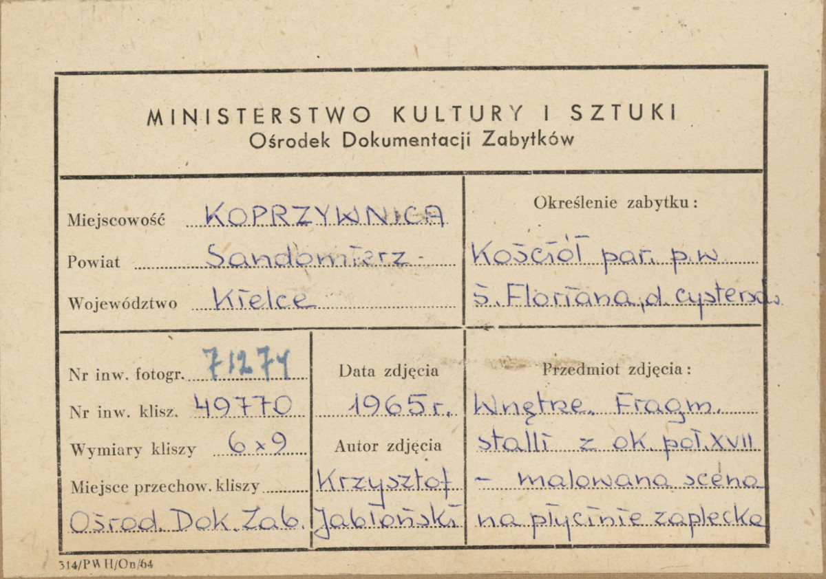 Zespół klasztorny - kościół, wnętrze, fragment stalli - malowana scena na płycinie zaplecka  - metryczka, skan 1