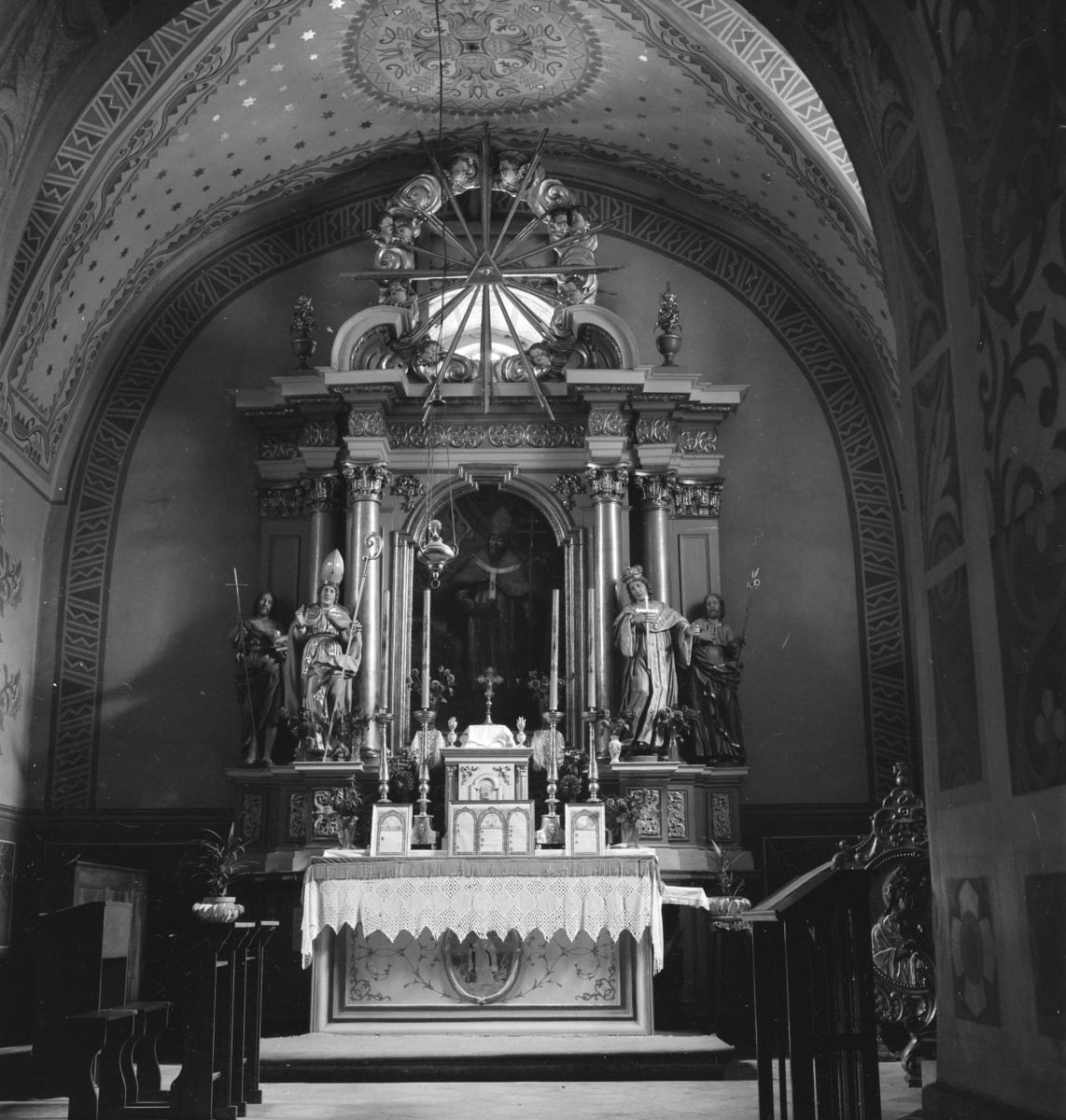 Kościół św. Apostołów Szymona i Judy Tadeusza - wnętrze: ołtarz boczny, skan 1