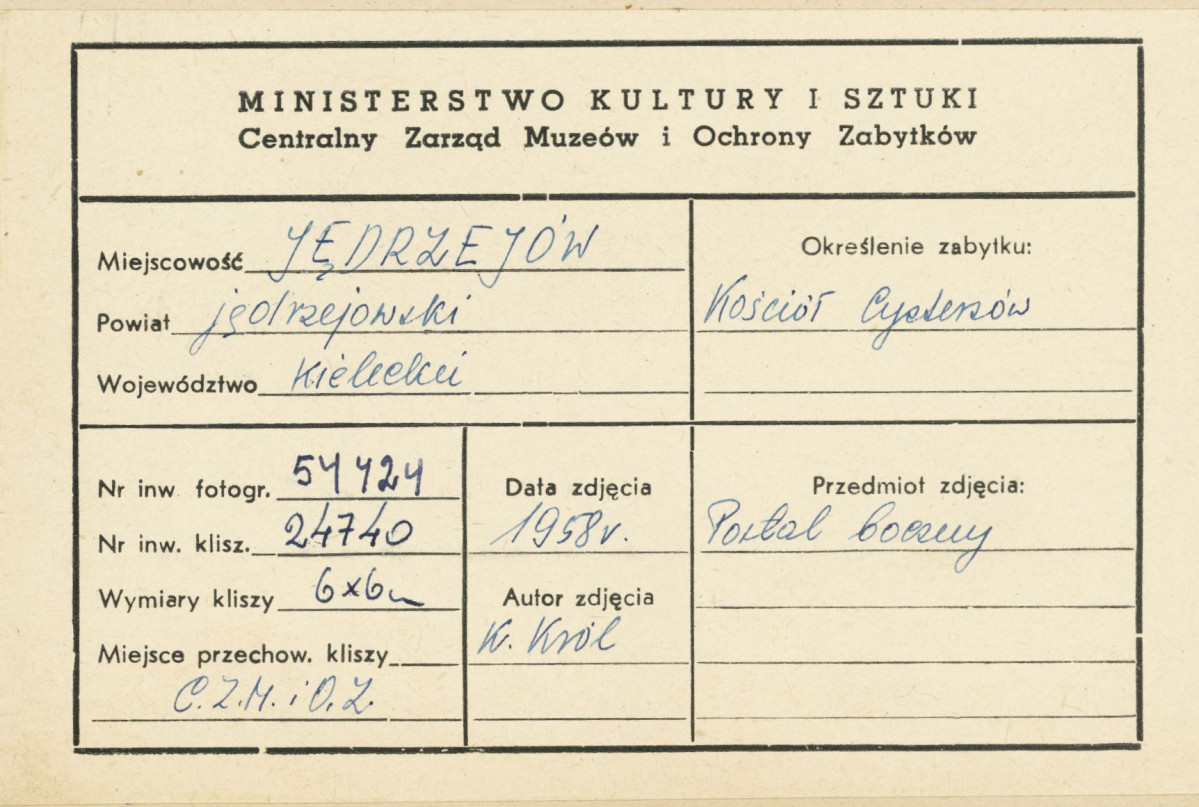 Zespół klasztorny - elewacja boczna kościoła, widok portalu, - metryczka, skan 1