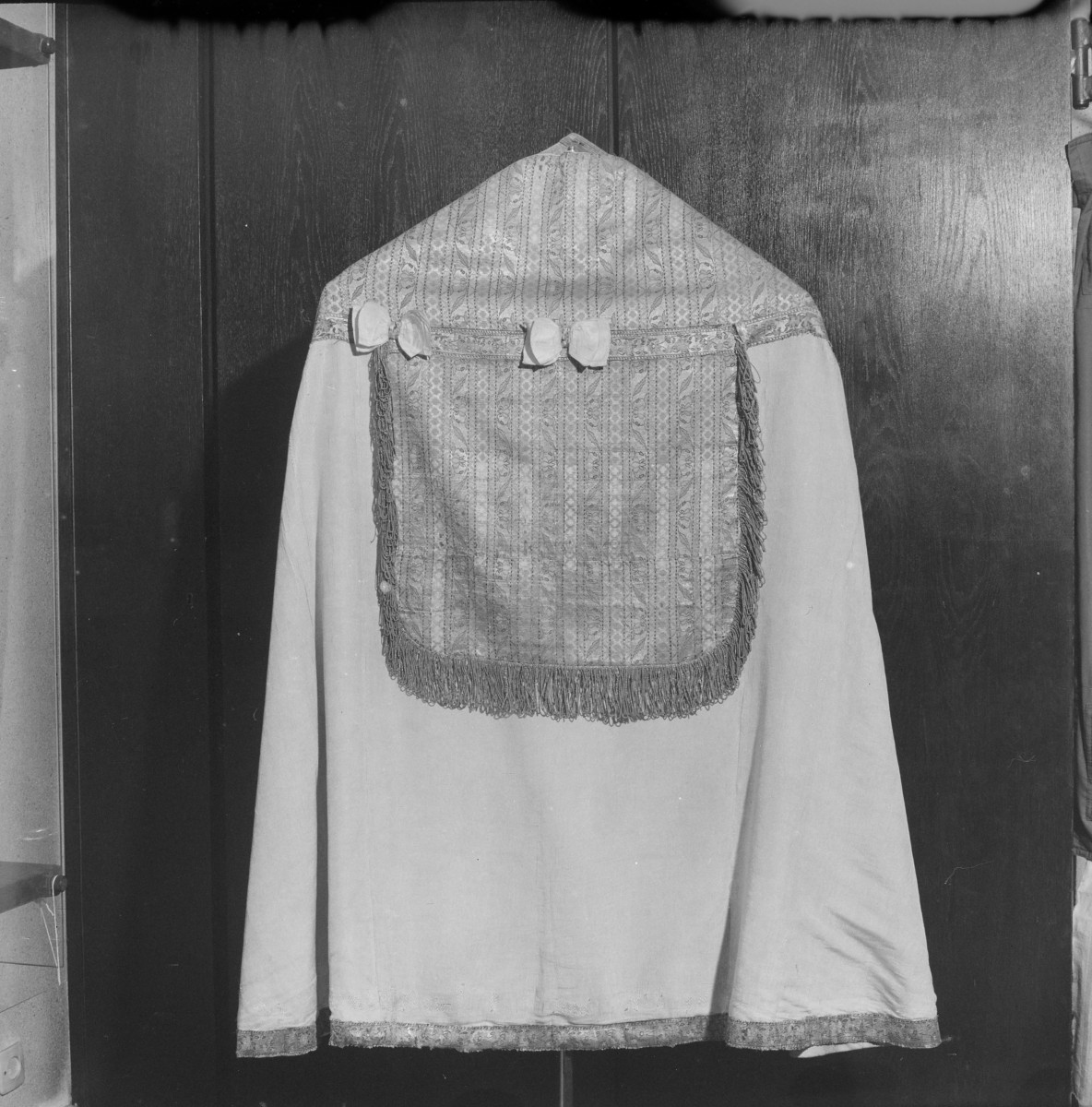 Skarbiec Katedralny - Kapa i kaptur z pasa kontusza. Polska XVIII. Całość, tył., skan 1