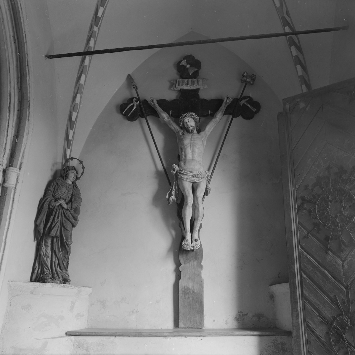 kościół pw. Wniebowzięcia Najświętszej Maryi Panny - wnętrze - kruchta północna boczna - krucyfiks i rzeźba Matki Boskiej, skan 1