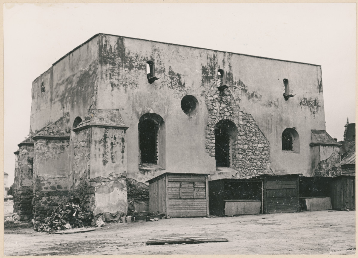 Synagoga - widok ogólny od strony płd. - wsch. , skan 1