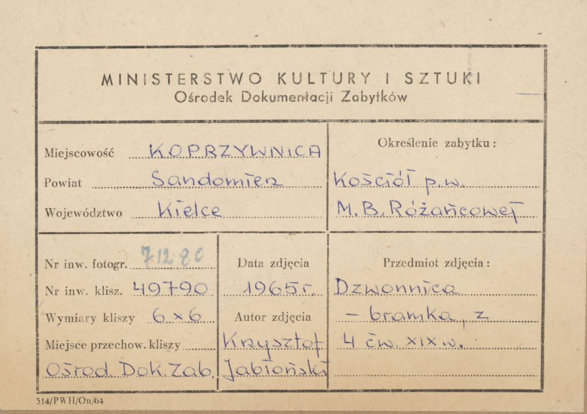 Kościół filialny p.w. Matki Boskiej Różańcowej - widok bramy - dzwonnicy oraz fragmentu kościoła - metryczka, skan 1