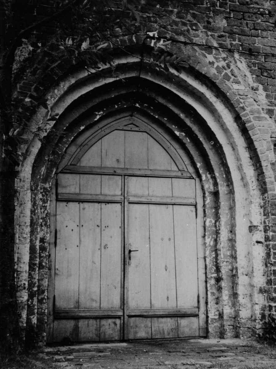 kościół filialny Wniebowzięcia NMP - elewacja frontowa, portal, skan 1