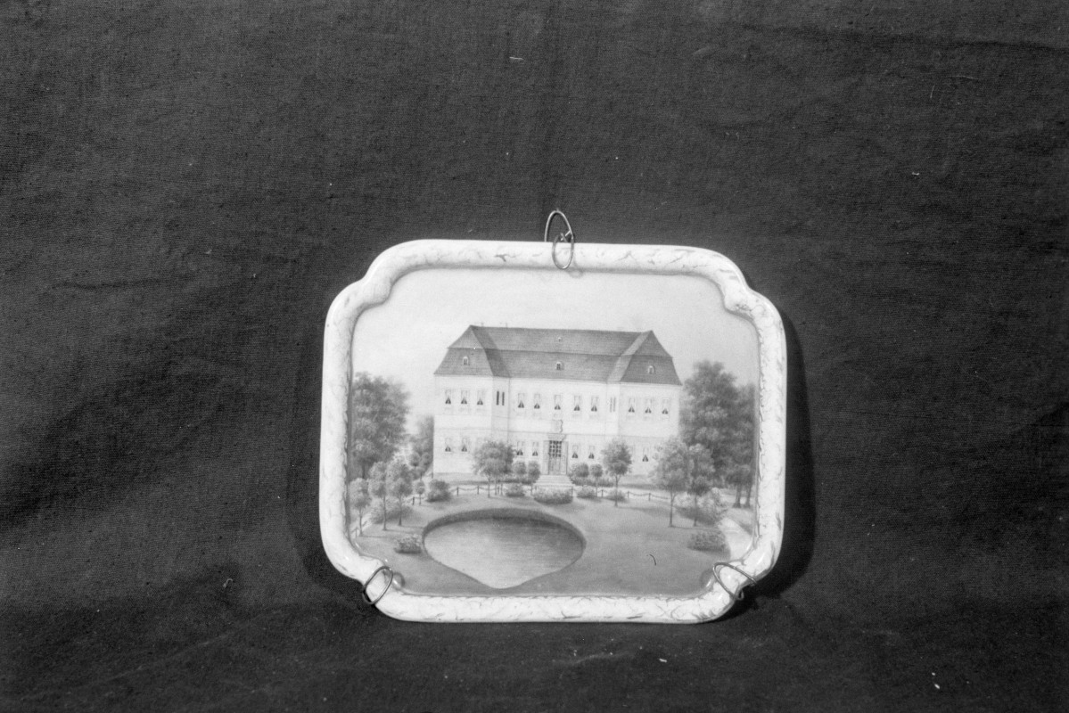 podstawka porcelanowa ręcznie malowana z widokiem pałacu, Muzeum Narodowe w Warszawie, skan 1