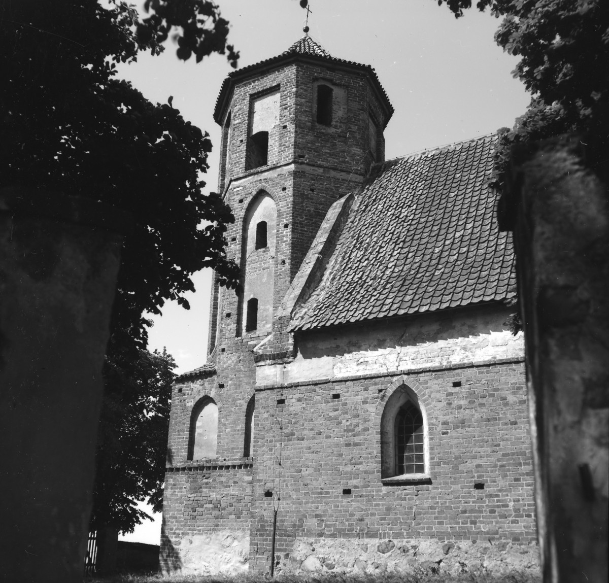 kościół pw. św. Bartłomieja - elewacja południowa - fragment, skan 1