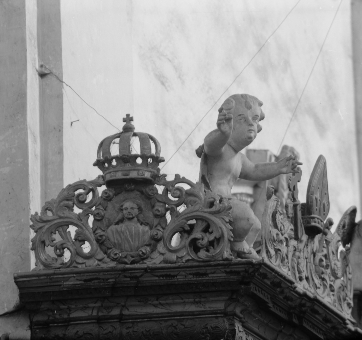Bazyliki Wniebowzięcia NMP - wnętrze: stalle, dekor, snycerka, skan 1