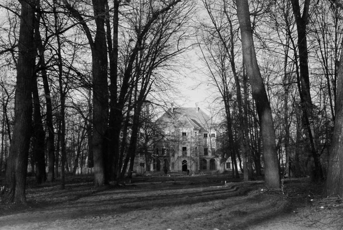 pałac Bielińskich - fasada, zespół pałacowo parkowy, skan 1